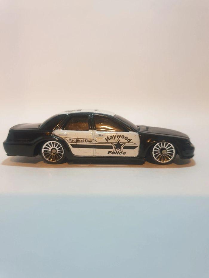 Maisto 2022 Ford Crown Victoria Haywood Police - 1/64 - photo numéro 5