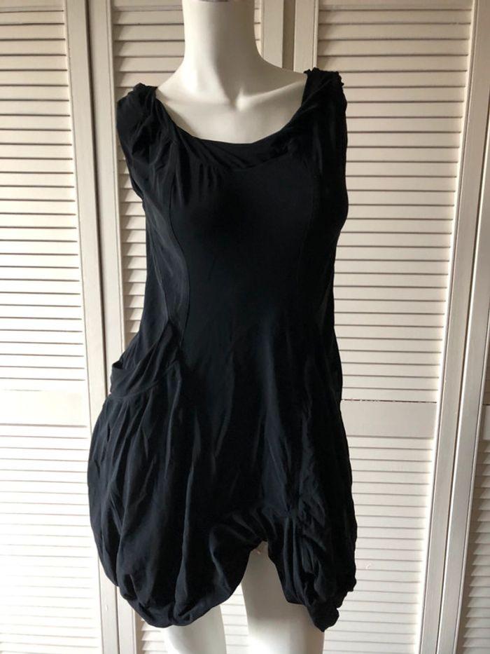 Robe noire effet asymétrique