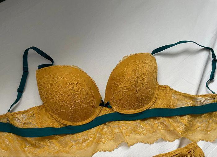 Soutien gorge moutarde et vert - photo numéro 1