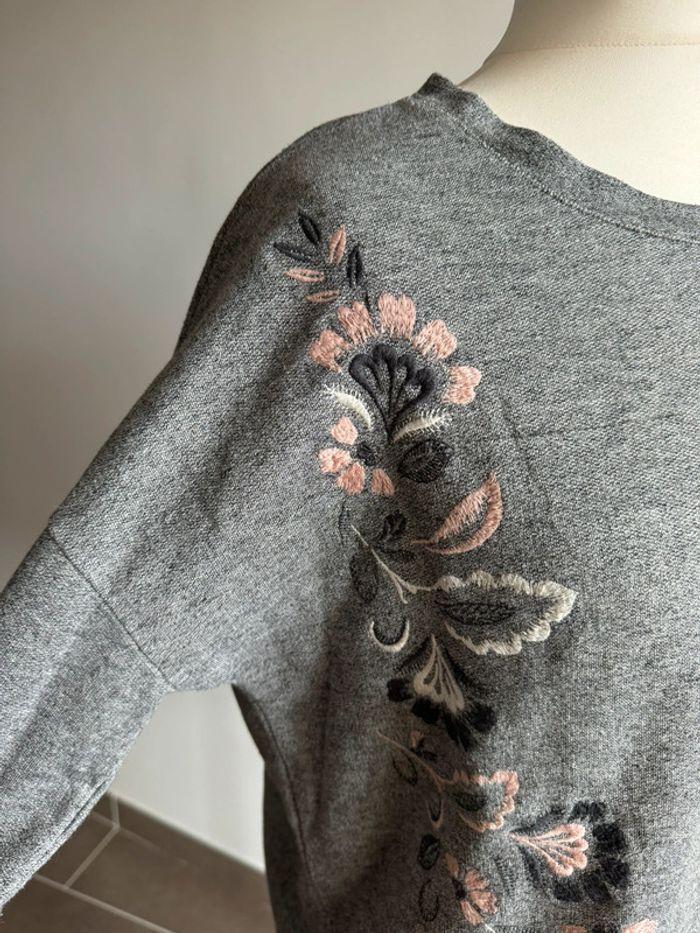 Pull Yessica gris fleurs brodées Taille L/XL - photo numéro 2