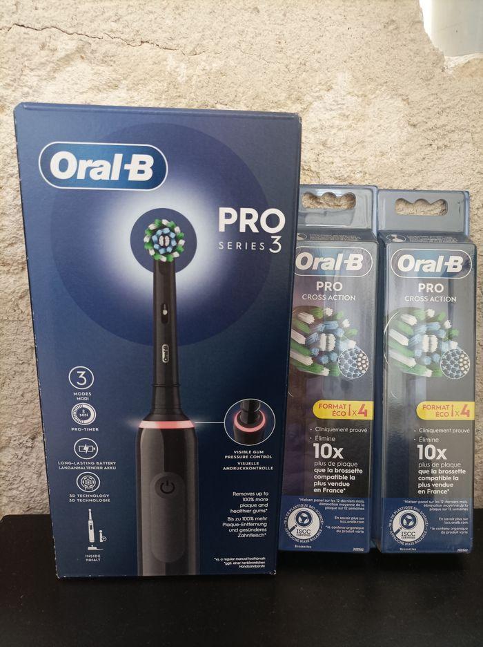 Lot Oral-B : brosse à dents électrique PRO Série 3 Black ( 2 brossettes incluses dans la boîte ) + 8 brossettes cross action black sous blister. - photo numéro 1