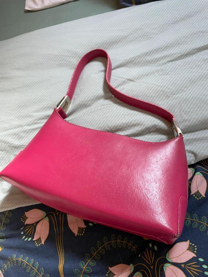 Sac baguette suave Lancaster cuir rose vintage porté épaule - photo numéro 20