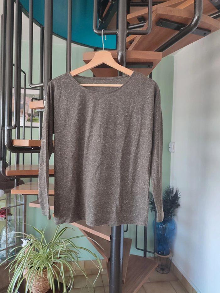 T-shirt manche longue offert pour tout achat dans mon dressing - photo numéro 1