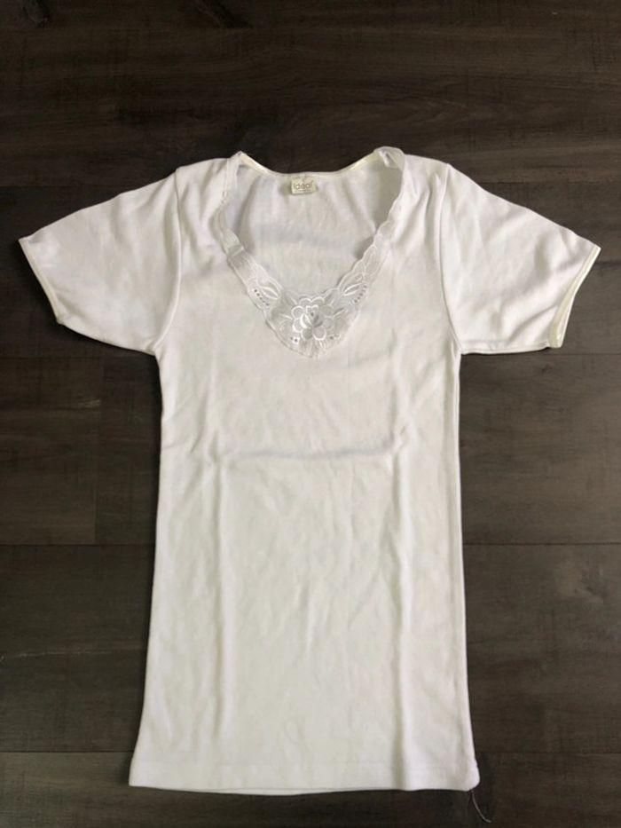 T shirt blanc col dentelle taille S sous vêtements - photo numéro 2