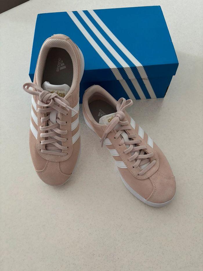 Basket Adidas Rose pale - 39 - neuves - photo numéro 1