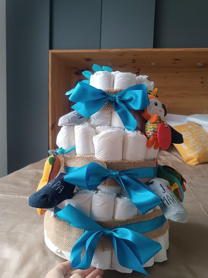 Gâteau de couches neuf avec 3 jouets et 2 paires de chaussettes bébé - photo numéro 1