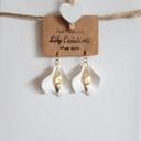 Boucles d'oreilles hyppoallergéniques dorées et pétales blancs LC295