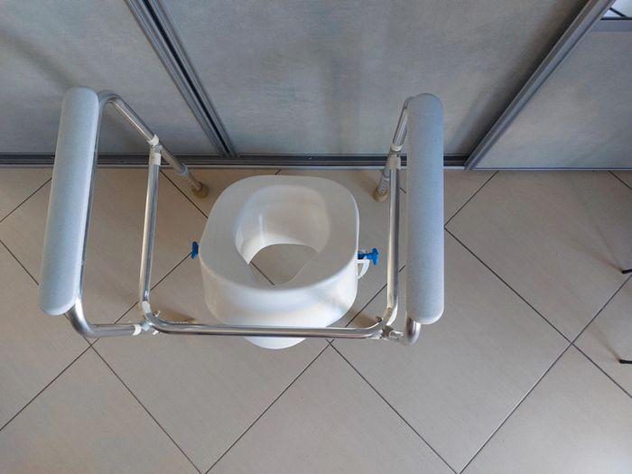 Rehausseur toilette adulte  et armature - photo numéro 3