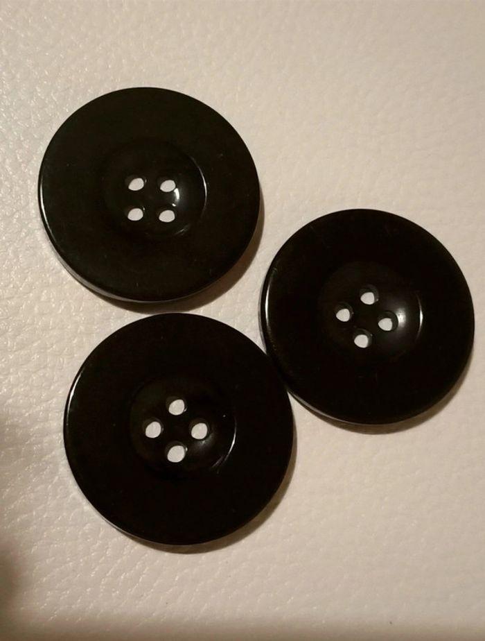 Boutons noirs - photo numéro 1