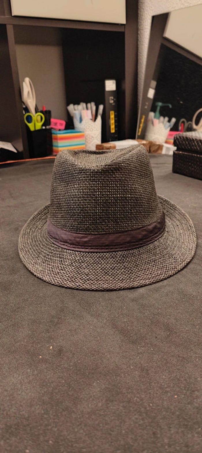 Trés beau Chapeau gris foncé 3e - photo numéro 1