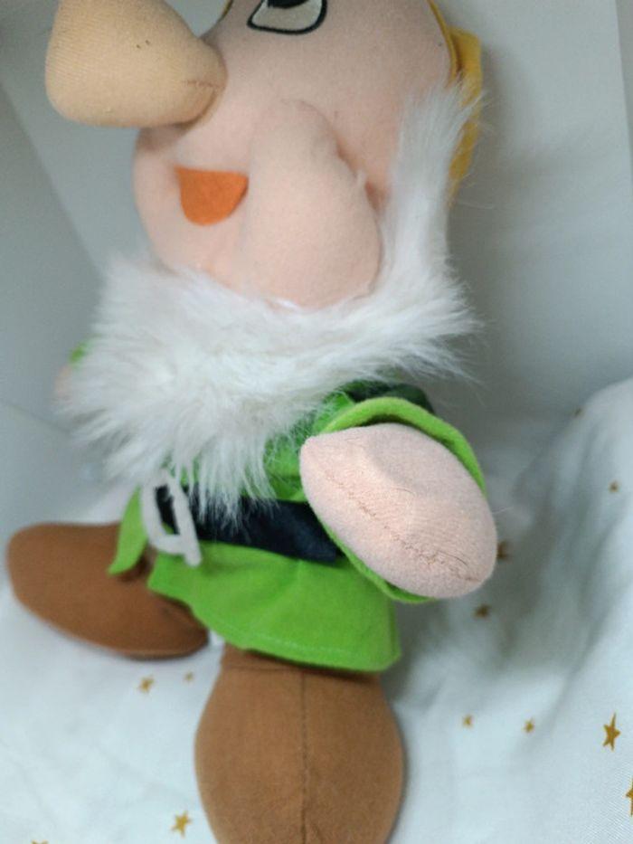 Peluche doudou Teddy snow white blanche Disney nains dwarf vert green ferpel happy joyeux - photo numéro 6