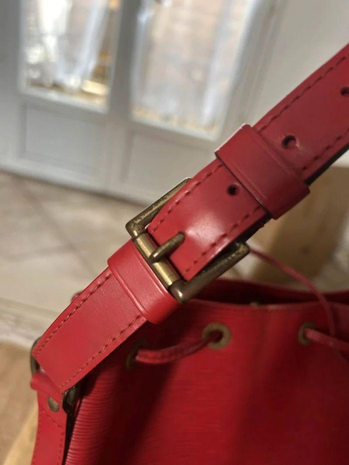 Sac rouge Louis Vuitton et porte feuille - photo numéro 5