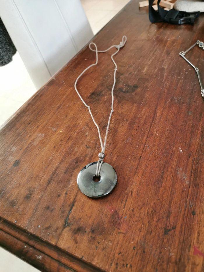 Collier pendentif ficelle grosse perle plate - photo numéro 1