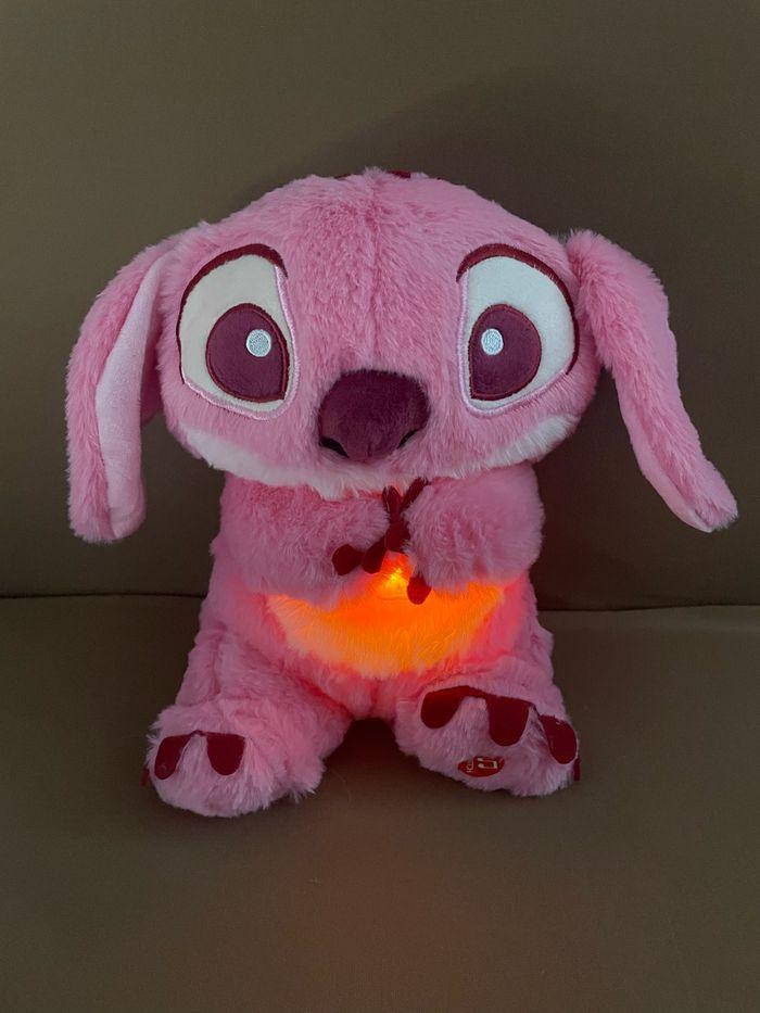 Peluche lumineuse Disney Stitch Angel qui respire - photo numéro 6