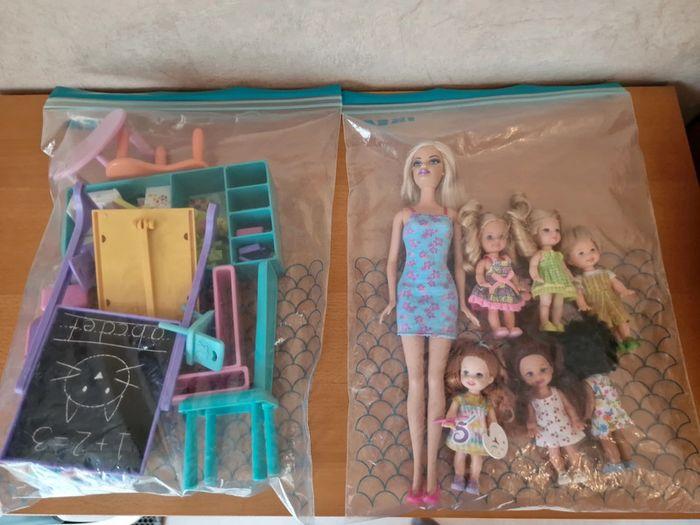 Lot école maternelle Barbie, meubles et accessoires + Barbie et 6 enfants, Mattel en BE - photo numéro 10