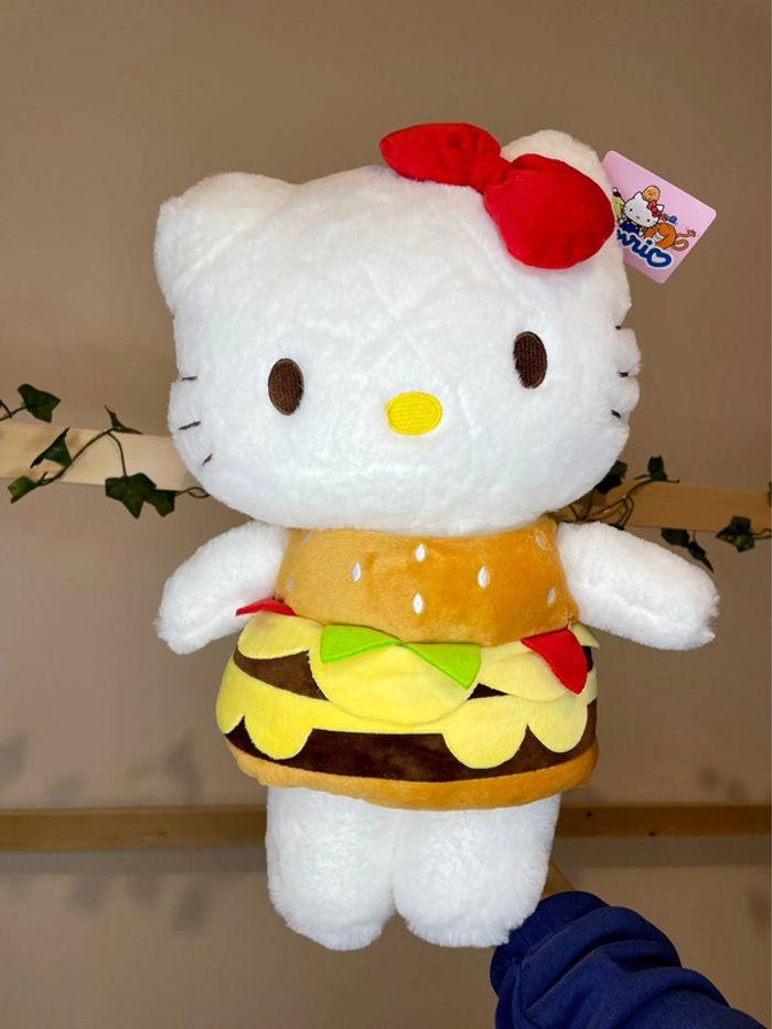 Peluche Hello Kitty déguisement Hamburger 🍔 - photo numéro 1