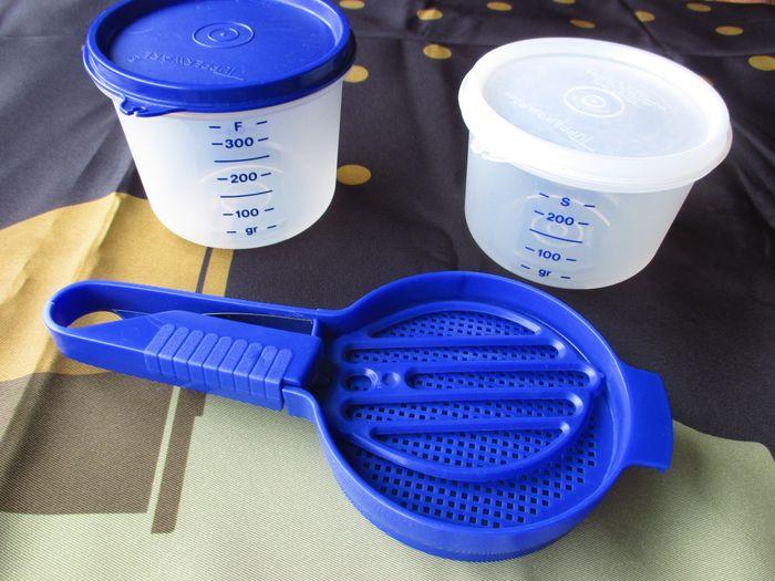 Tupperware saupoudreuse farine/sucre bleu en très bon état - photo numéro 3