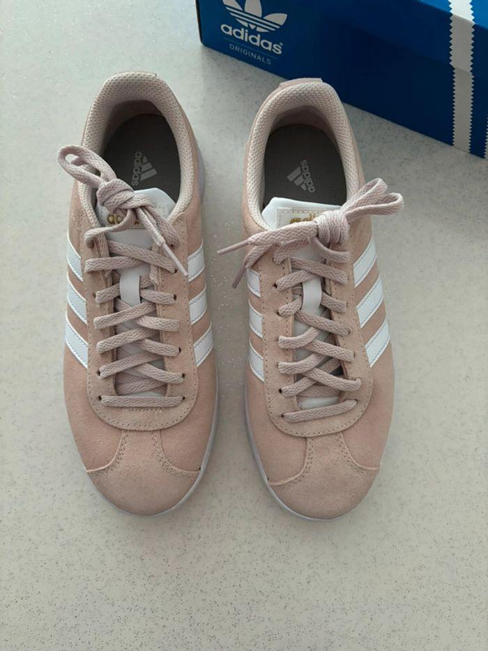 Basket Adidas Rose pale - 39 - neuves - photo numéro 2