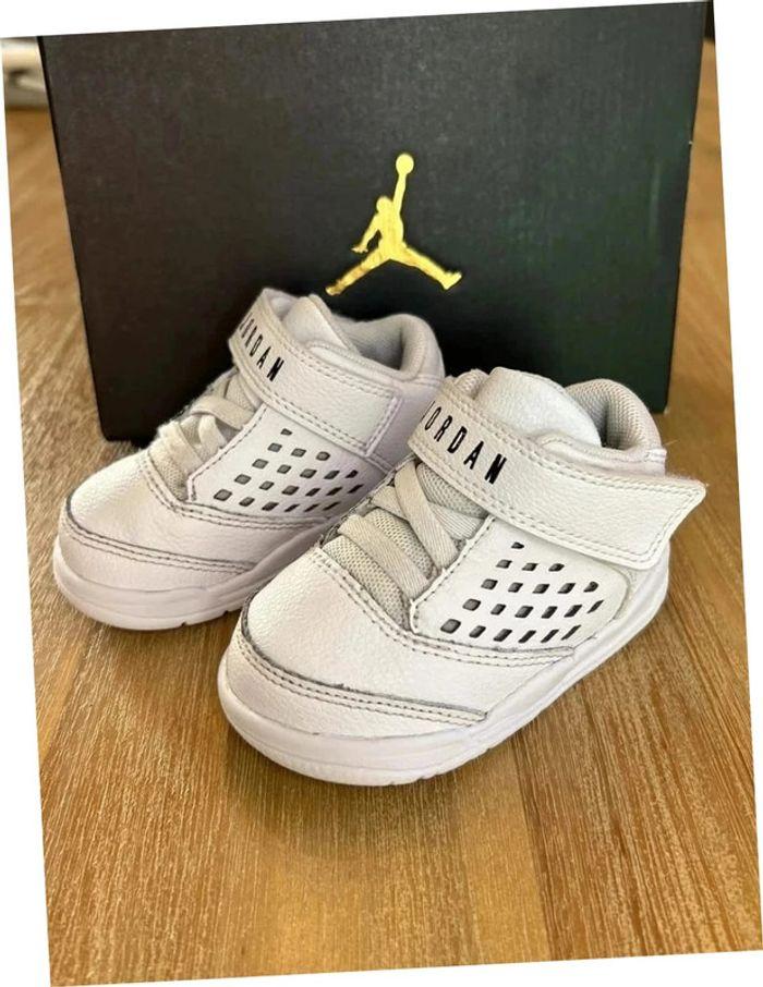 Baskets Nike Jordan taille 19,5 - photo numéro 1