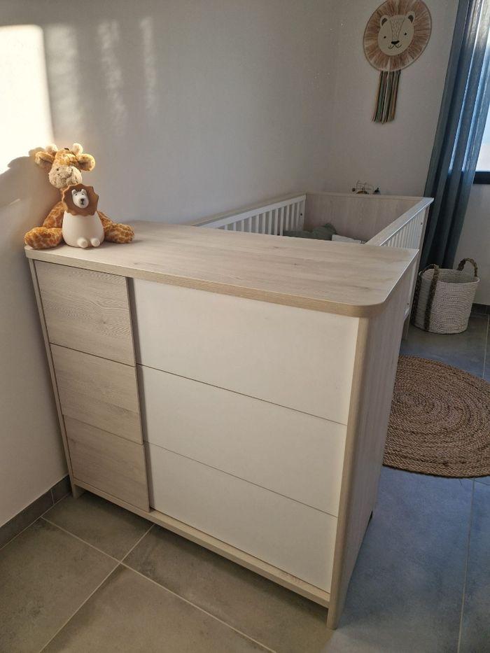 Chambre bébé lit + commode + plan à langer - photo numéro 5