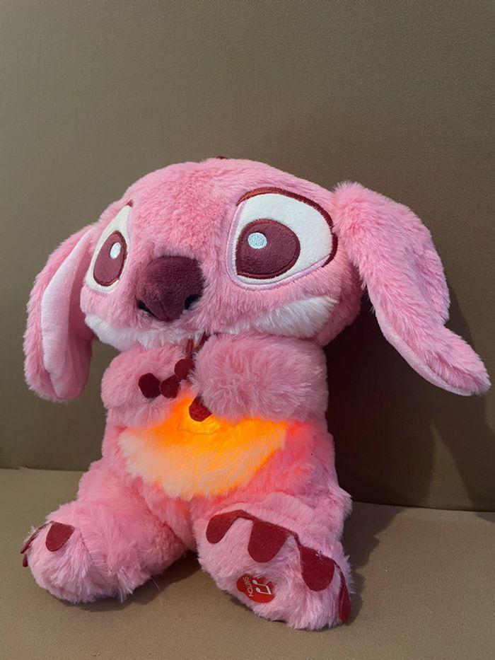 Peluche lumineuse Disney Stitch Angel qui respire 🩷 - photo numéro 6