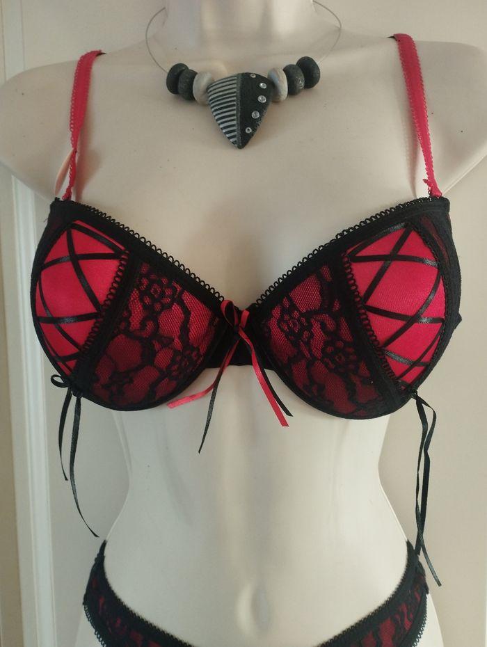 Ensemble lingerie femme neuf rouge et noir. 95B et L pour le string - photo numéro 2