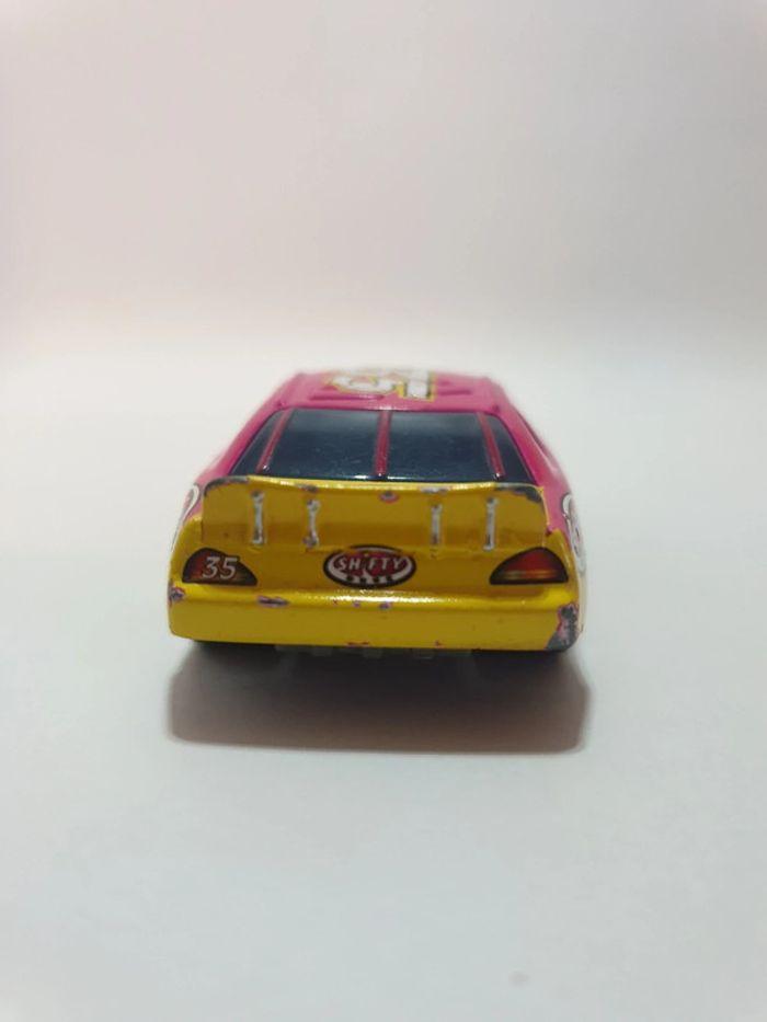 Mattel Voiture Cars Disney/Pixar Kevin racingtire Shifty Drug n°35 Rose/Jaune - 1/55 - photo numéro 7