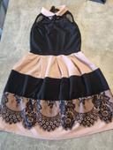 Robe noire et rose