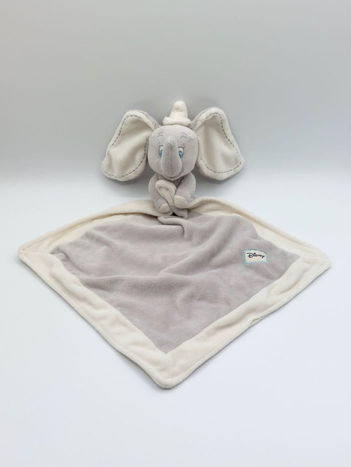 Doudou peluche éléphant Dumbo gris blanc DISNEY NICOTOY mouchoir yeux bleus - photo numéro 1