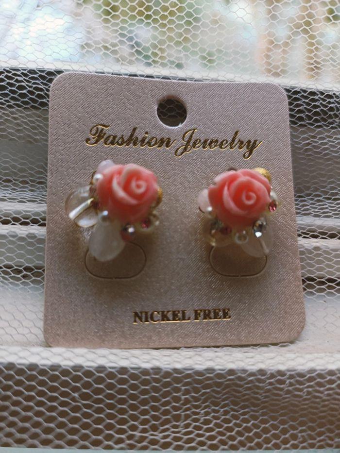 Paire de boucles d'oreilles fleurs rose - photo numéro 4