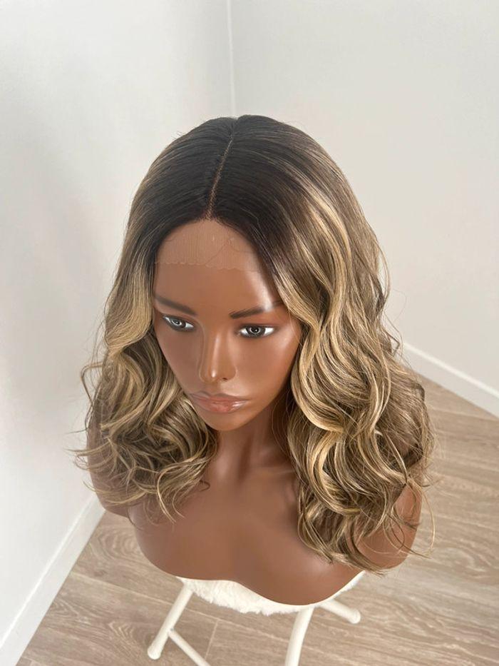 Magnifique perruque blonde ondulée lace front - photo numéro 4