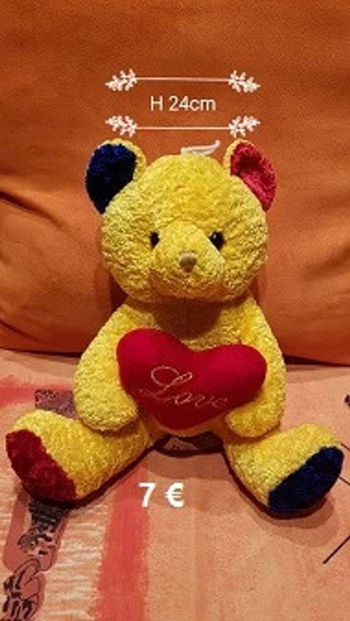 Peluche H 24cm avec Coeur Love neuve