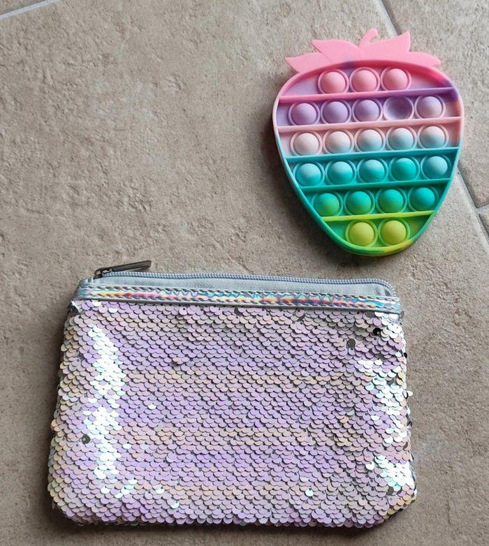 Pochette à sequins et pop up