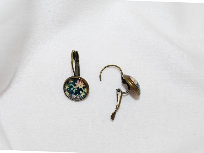 Boucles d oreille cabochons fleuris bronze - photo numéro 4