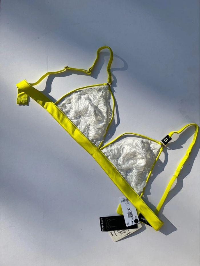 Soutien-gorge triangle jaune et dentelles blanche - photo numéro 5