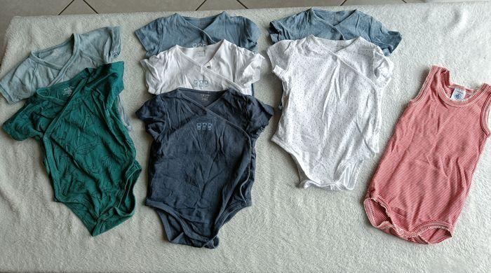 Lot vêtements Printemps/Eté 9 mois (shorts, t-shirts, bodies, pyjamas...) - photo numéro 4