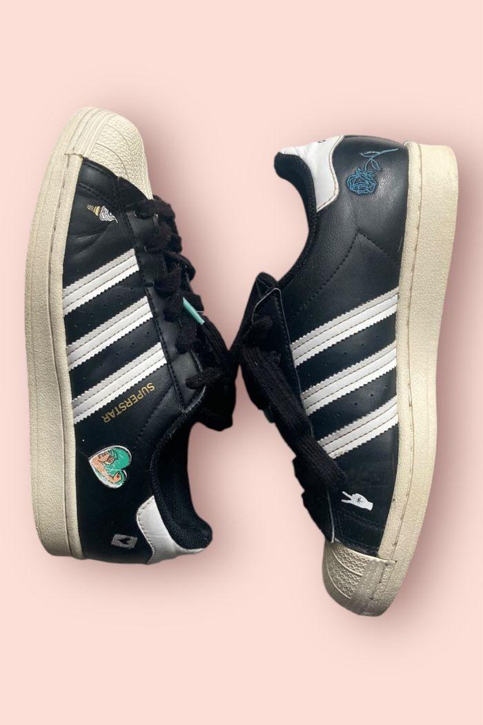 Basket noire Adidas superstar édition limitée avec pins pture 38,5 bon état - photo numéro 10