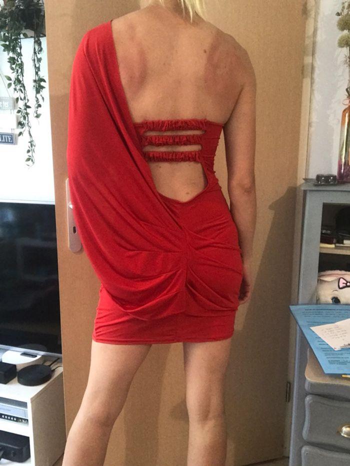 Robe rouge moulante - photo numéro 3