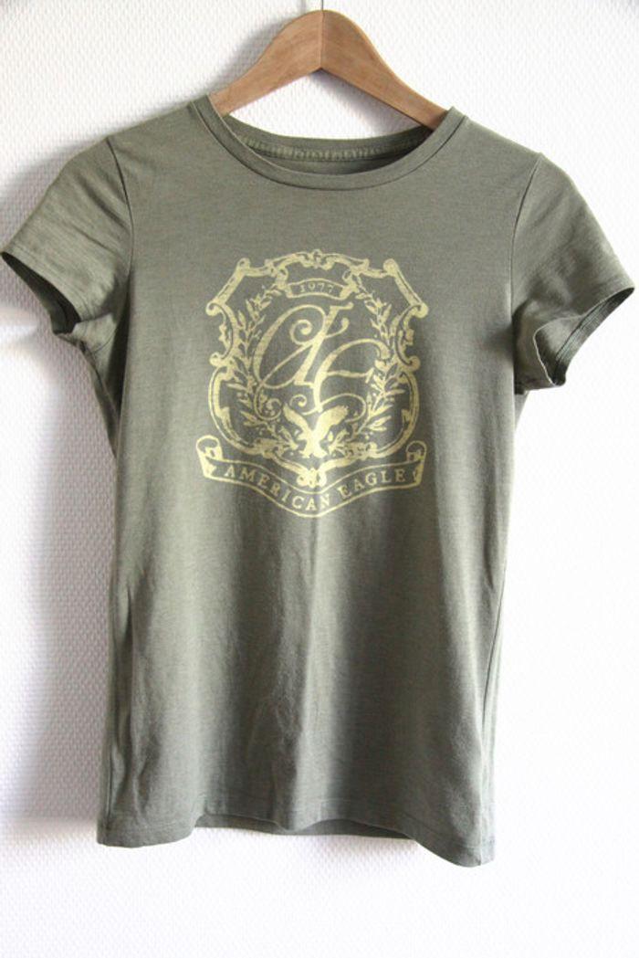 T-shirt American Eagle vert kaki clair avec grand blason imprimé sur le devant - photo numéro 1