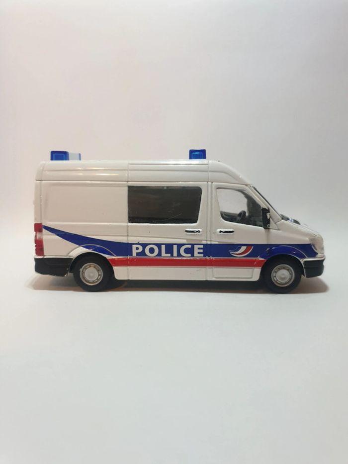 Burago Mercedes-Benz Sprinter Police Nationale 1/48 - photo numéro 5