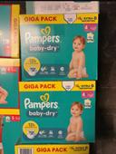 Un lot de Pampers baby Dry, taille quatre plus