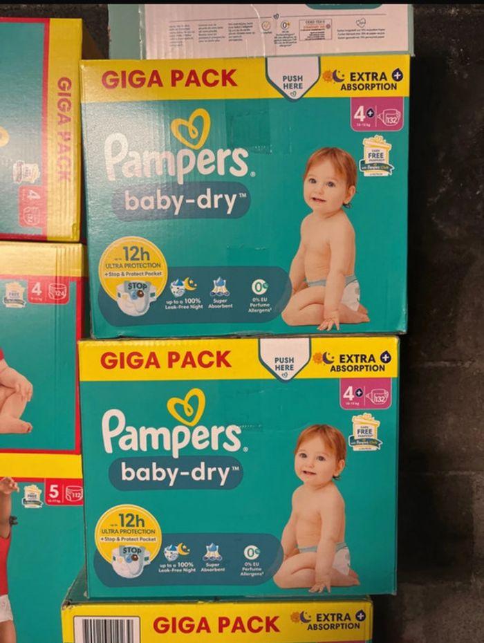 Un lot de Pampers baby Dry, taille quatre plus