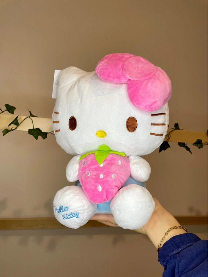 Peluche Hello Kitty avec la fraise 🍓 - photo numéro 4