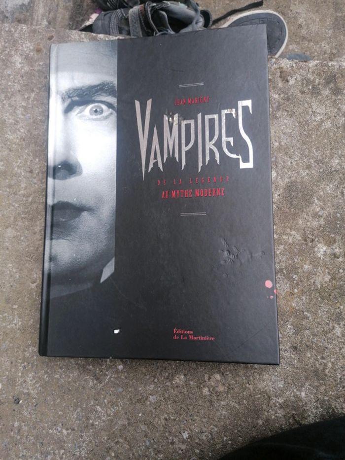 Livre Vampires de la légende zu mythe moderne - photo numéro 2