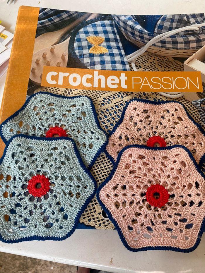 Lot classeur crochet passion avec napperons - photo numéro 1