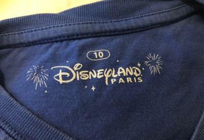 Tee-shirts Bleu Disneyland Paris 2020 10 ans mais taille 8 ans - photo numéro 3