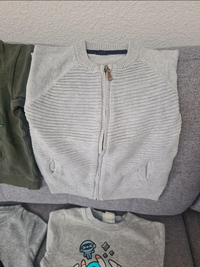 Lot de 4 pulls et gilet - photo numéro 3