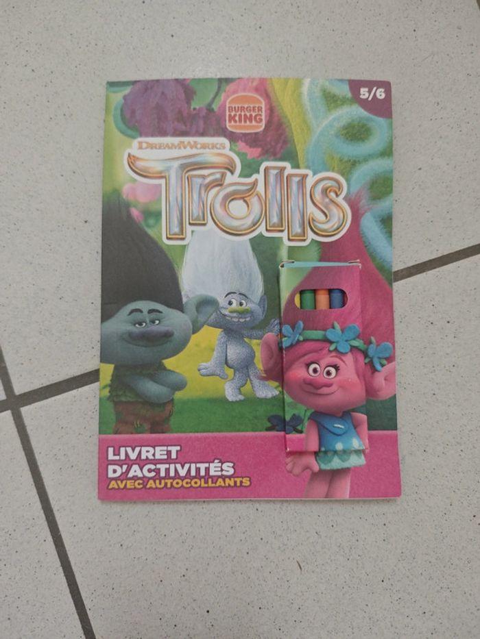 Livret d'activité Trolls Dreamworks avec craies grasses autocollants et coloriage  5/6 ans - photo numéro 1