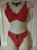 Ensemble de lingerie neuf rouge. Modèle écharpe 85wB et M pour le tanga