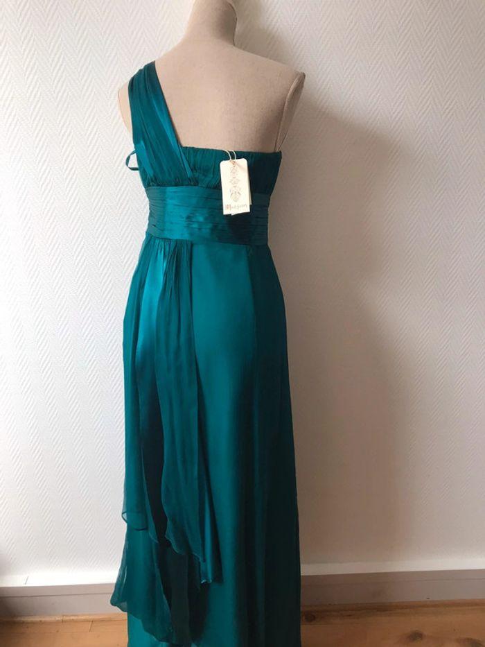 Superbe robe du soir en drapée de soie vert émeraude | prix boutique Dubaï Mall 369$ - photo numéro 4